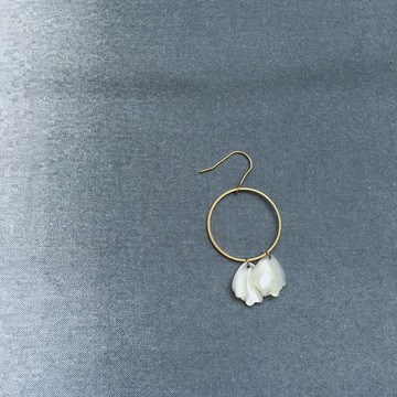 花。貝殼黃銅圓形耳環