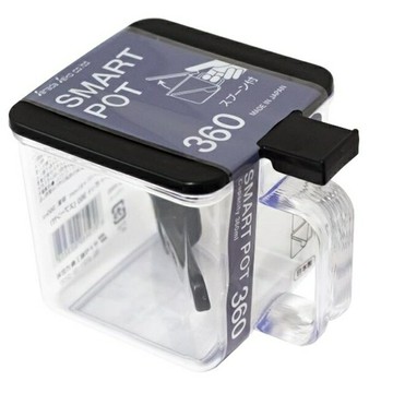 小禮堂 SANADA 單耳透明掀蓋式調味盒附匙 360ml (黑蓋款)