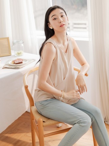 質感剪裁．不對稱下襬扭結背心上衣