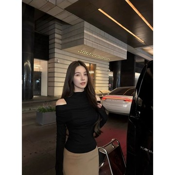 ♡ 𝑪𝒉𝒊𝒄 𝒖 ♡純欲風拼接假兩件露肩長袖T恤女春秋季設計感修身顯瘦打底衫上衣