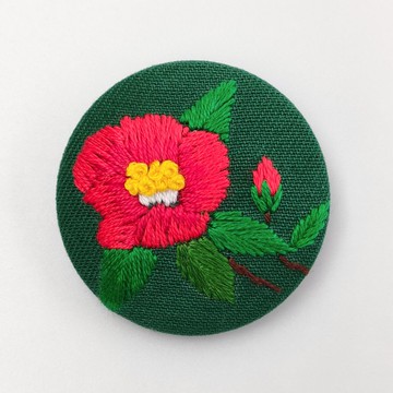 紅色山茶花刺繡胸針 Camellia