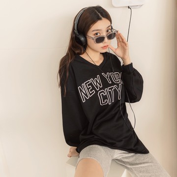 OB嚴選 長版大V領斜肩字母印花衛衣大學T 《AB16356》大尺碼/現貨/女裝