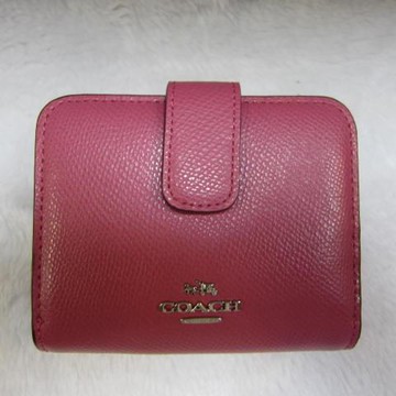 ~雪黛屋~COACH 短皮夾國際正版保證附購買證明拉鍊包覆型+皮帶暗釦對折主袋100%進口防水防刮皮革F52692 粉紅