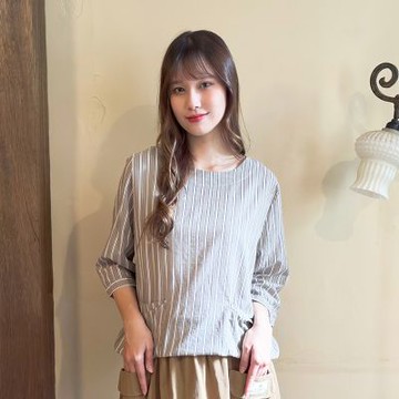 Hana-Mokuba花木馬日系女裝圓領直條紋口袋造型上衣_灰條紋