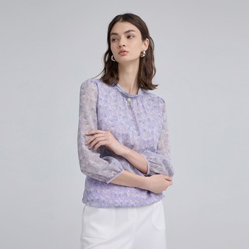 ILEY伊蕾 輕柔碎花壓摺領雪紡上衣(淺紫；M-XL)