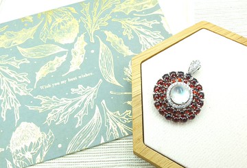 午間太陽紅石榴月光石蛋面墜飾