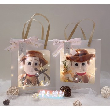 【禮品總部】現貨|實拍 胡迪禮物袋 正版 胡迪娃娃 胡迪玩偶 乾燥花 金莎 胡迪警長 禮品袋 迪士尼 Disney