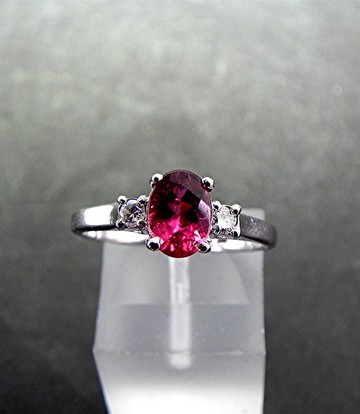 AAA 級紅碧璽 8x6mm 1.15 克拉，搭配 0.14 克拉鑽石，14K 白金材質。