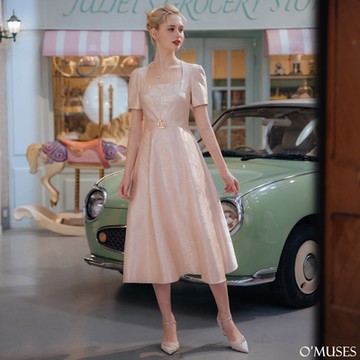 OMUSES 藝術壓紋美背金色長洋裝