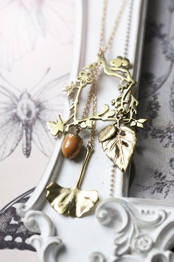 項鍊、吊墜、藤蔓和堅果