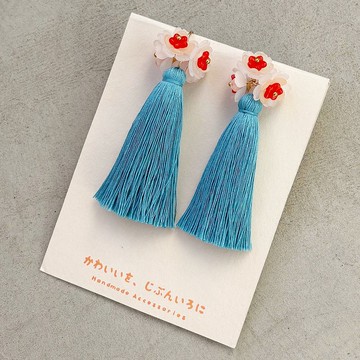 雪絨花流蘇耳環 ─ 澄澈藍色與白花的耳飾 ─