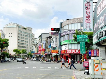 近建工商圈-正街上店面-騎樓可停車｜高雄市三民區育英街