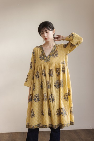 V領喇叭袖短洋裝_復古藍花