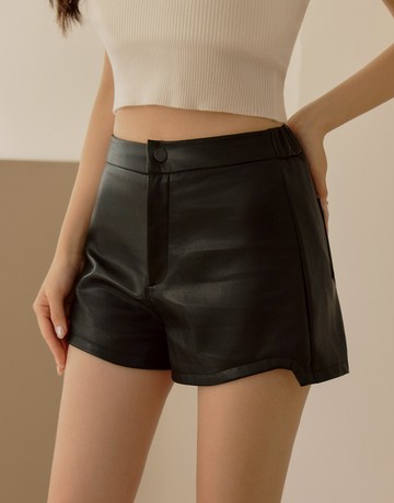 我都迷戀我了；後鬆緊口袋皮短褲 兩色