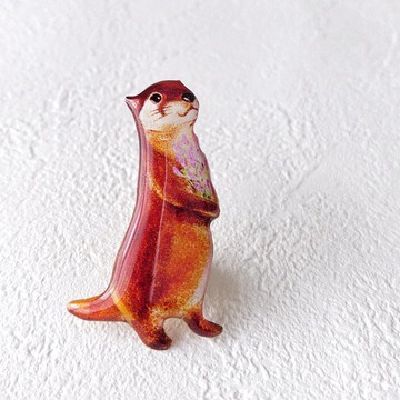 採花水獺胸針