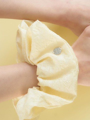 Jacquard Silver Charm Scrunchie [Yellow]