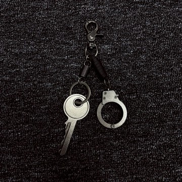 ☆LimeLight☆ 黑曜銀 手銬 鑰匙 短褲鍊 腰鍊 褲鍊 鑰匙圈 層次搭配 吊飾 Y2K 褲頭吊飾 鑰匙扣