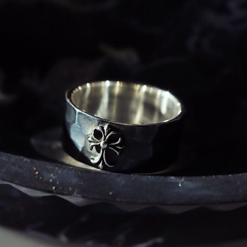 哥德十字架扁平戒指，錘紋紋理，925 仿古