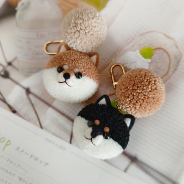 羊毛氈 柴犬鑰匙圈 Q版可愛狗狗胸針 毛線球掛飾【免費刻英文名】