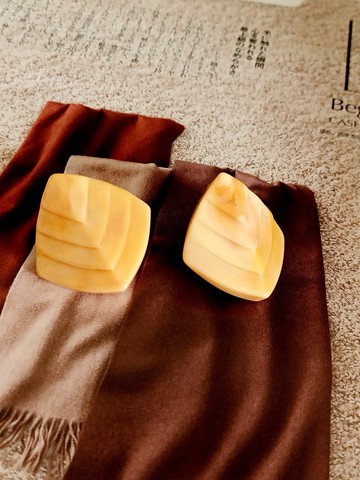 vintage jewelry Trifari 古典葉脈賽珞珞 夾式耳環