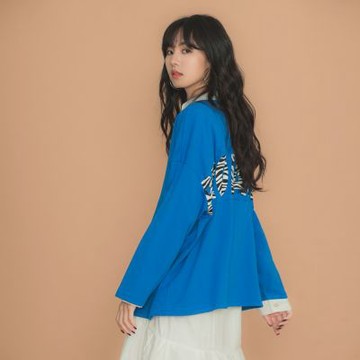OB嚴選中大尺碼-高含棉寬版斑馬紋英文印花長袖上衣《AB16681》