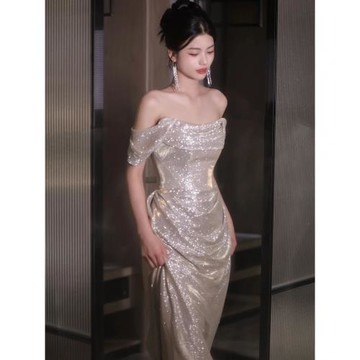 主持人宴會晚禮服高端輕奢小眾氣質收腰顯瘦銀色亮片一字肩連衣裙