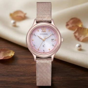 CITIZEN星辰 xC系列 廣告款 花嫁限定款 光動能玫瑰金腕錶 28mm/EW2638-56Z