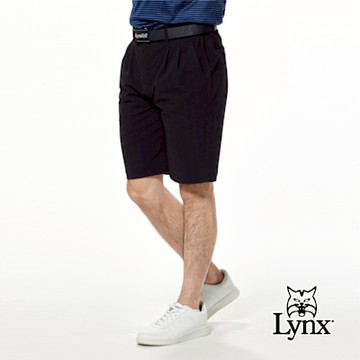 【Lynx Golf】男款彈性舒適兩側鬆緊帶設計泡泡布立體紋路經典格紋造型雙折休閒短褲-深藍色