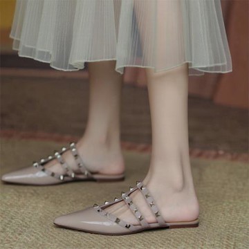 2025夏季新款鉚釘尖頭涼拖鞋包頭半拖鞋女外穿平底網紅單鞋涼鞋女