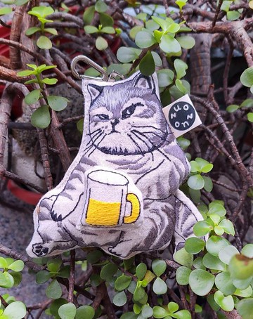 刺繡 貓啤酒吊飾_ 刺繡、禮物、插畫、免運