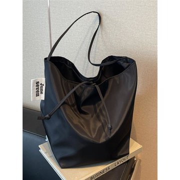 輕便ins百搭輕便尼龍布包大容量時尚休閑女水桶包松弛感單肩包女