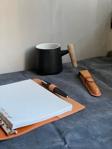 雙筆插活頁真皮書套 | 以筆為鎖, 繫住日常靈感
