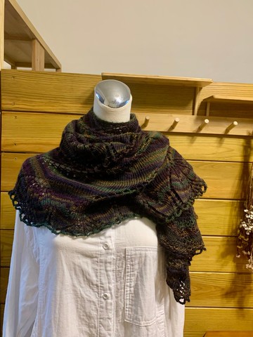 半圓弧形葉子披肩圍巾。手作編織。墨綠。瑞士高级線材