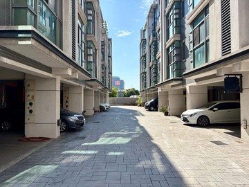 擁抱洲際漢神｜昌平路震後輕屋齡雙車大面寬別墅｜台中市北屯區昌平路三段