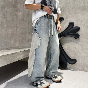 【AMERO】男女同款 牛仔褲 抽鬚拚接 造型 水洗 彎刀褲