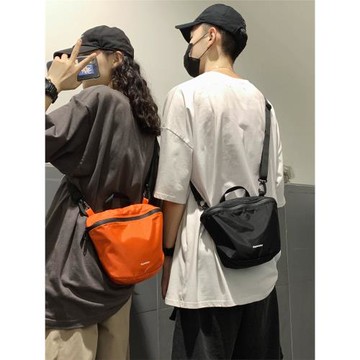 港風男女款登山小背包輕便日常旅行單肩包時尚手機包防水斜挎胸包