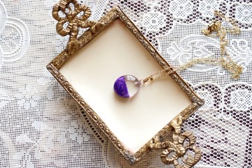 樹脂藝術 雙色調橢圓形墜飾・貴婦人的肖像