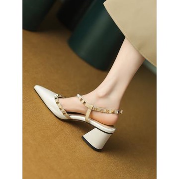 鉚釘包頭涼鞋女粗跟尖頭后絆帶高跟鞋春夏季柳釘鞋漆皮中跟鞋真皮