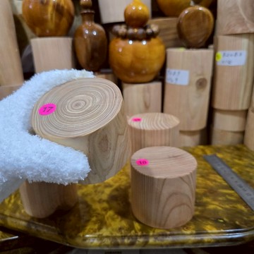 加高小圓柱 台灣紅檜 五公分以上 香噴噴 漂亮花紋 小台座 水晶底座 芳山店