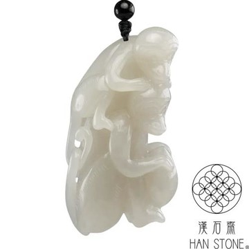 【漢石齋】天然和田玉 立體雕靈猴獻桃玉佩項鍊 煙青帶白玉(34*60*21mm)