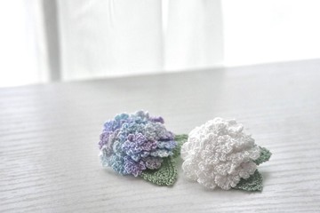 午夜的森林。編織繡球花。胸針