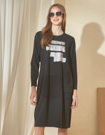 ★【喜芝梅】獨立宣言 創意時尚英文印花圓領休閒洋裝(黑色；M-L) 224080113