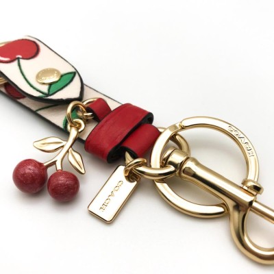 未使用 COACH トリガー スナップ バッグ チャーム・チェリー プリント 公式】コーチアウトレット | トリガー スナップ バッグ チャーム