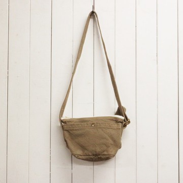 全新 輕巧斜背包【米杏色】(VC-47)