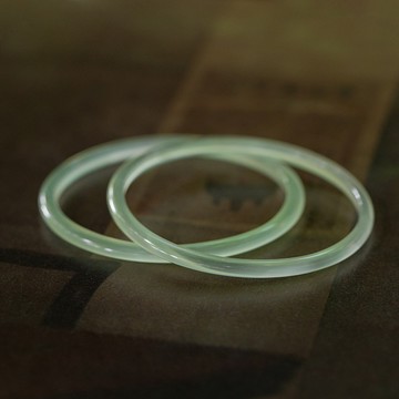 【玉鐲】水綠玉隨叮噹鐲-4mm：生氣盎然與和平