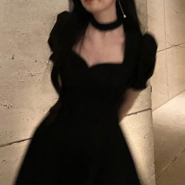 黑色泡泡袖掛脖方領連衣裙女2022春夏新款赫本風宴會氣質禮服輕奢