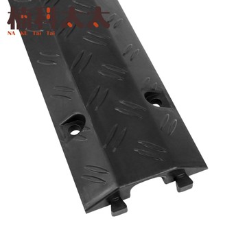 室內PVC線槽 黑色 線槽減速帶 電線保護槽 減速墊 減速條 道路減速墊 路面減速墊 配線槽 CDB2515