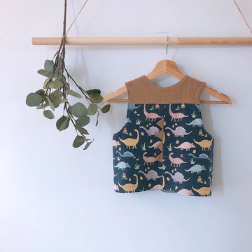 島森家 /鋪棉背心/可愛動物方塊酥/小恐龍戴比住在火山旁邊(深藍)