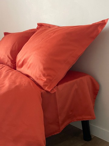 胡蘿蔔橘純棉緞織枕頭套，信封式開口