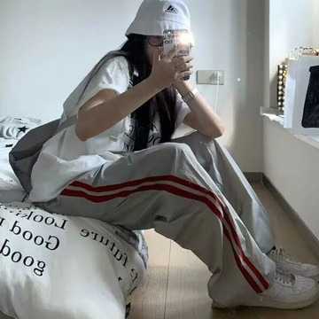 地下室B1-運動褲 美式復古長褲 情侶裝 休閒 寬鬆 薄款 鬆緊腰 條紋 寬褲【NL655018】